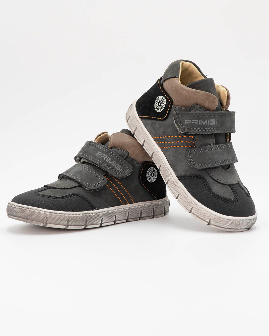 Scarpe con strappi e particolari scamosciati