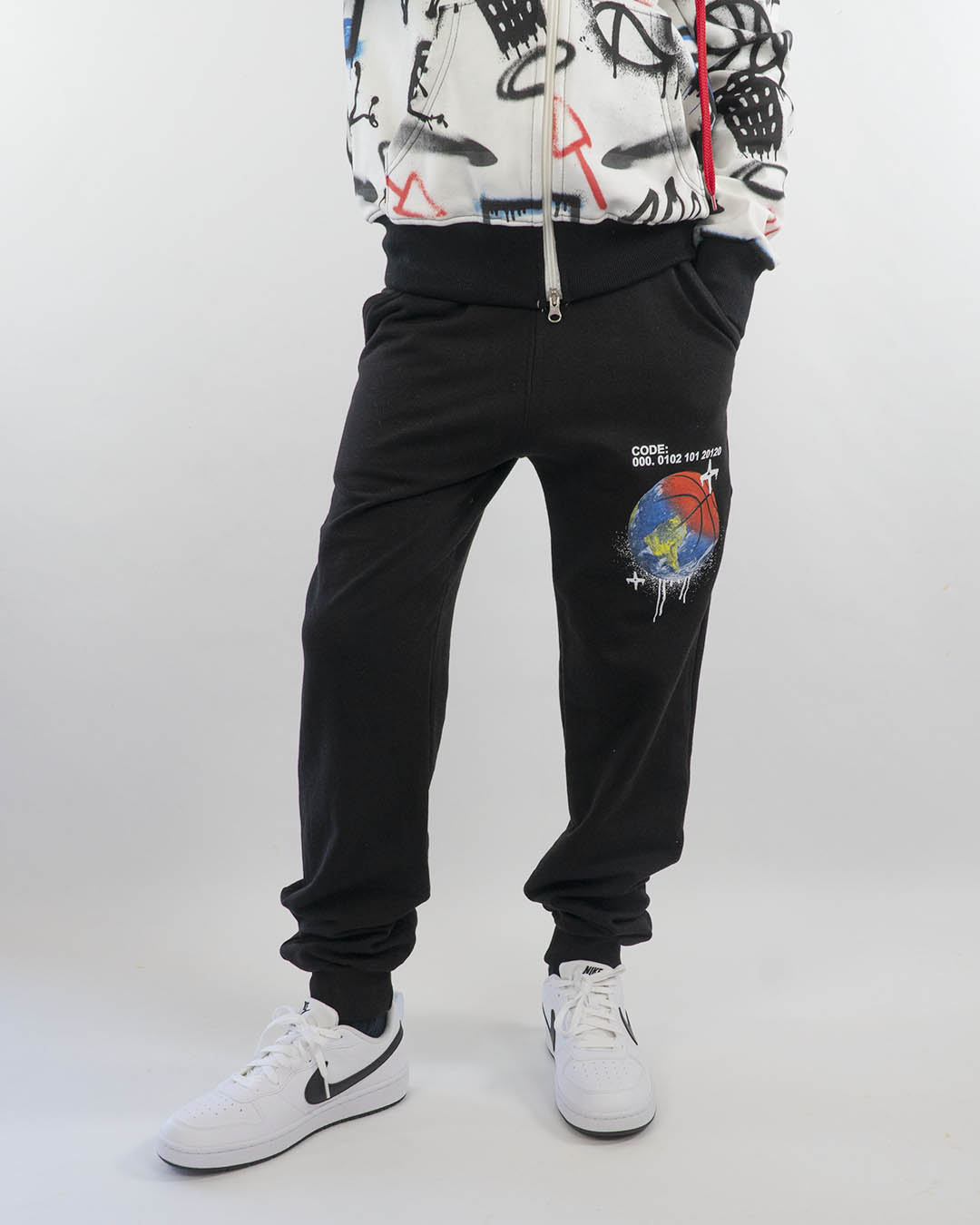 Pantaloni felpati con palla-mondo NEVER GIVE UP