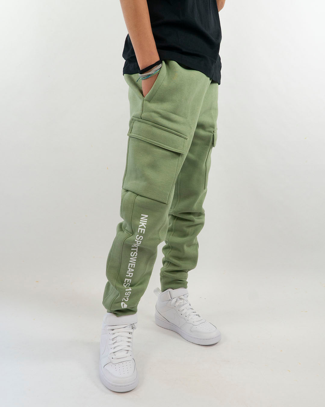 Pantaloni cargo felpati con scritta bianca NIKE