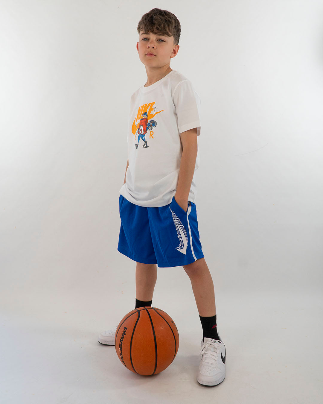 Pantaloncino in tessuto tecnico con banda NIKE