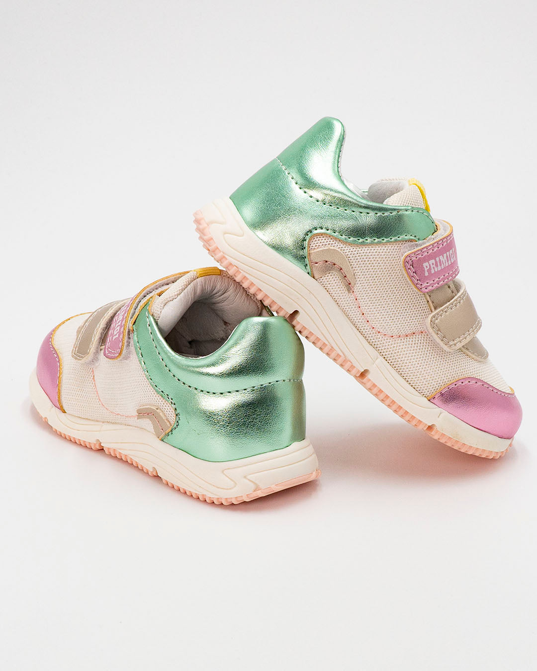 Scarpe con strappi e glitter