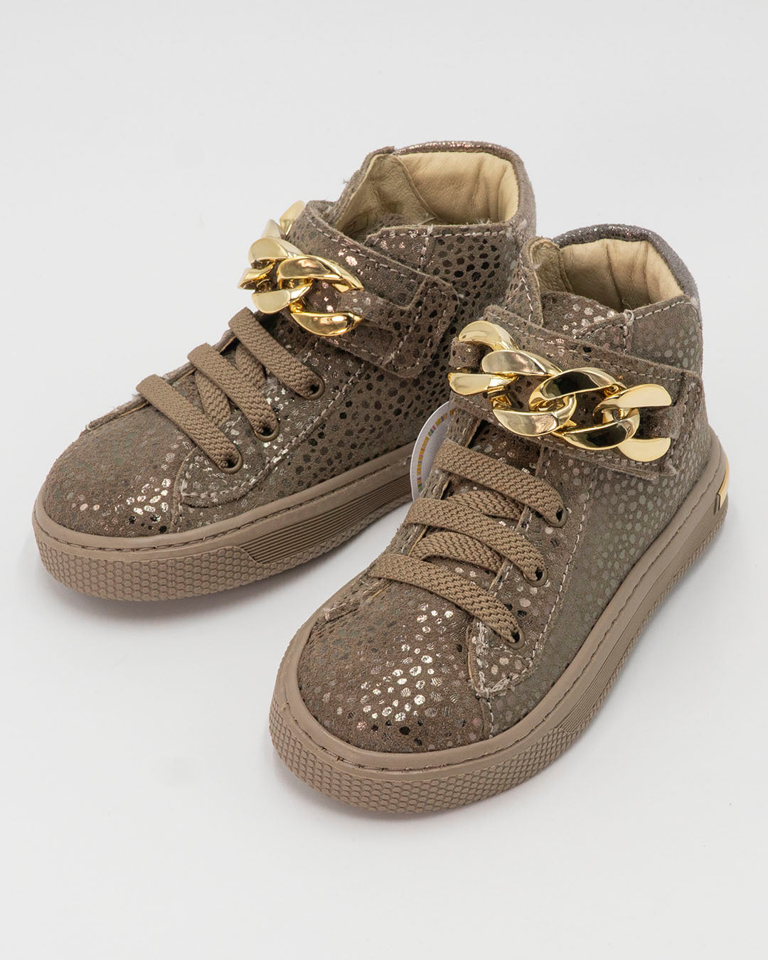 Scarpe alte con strappo e catena