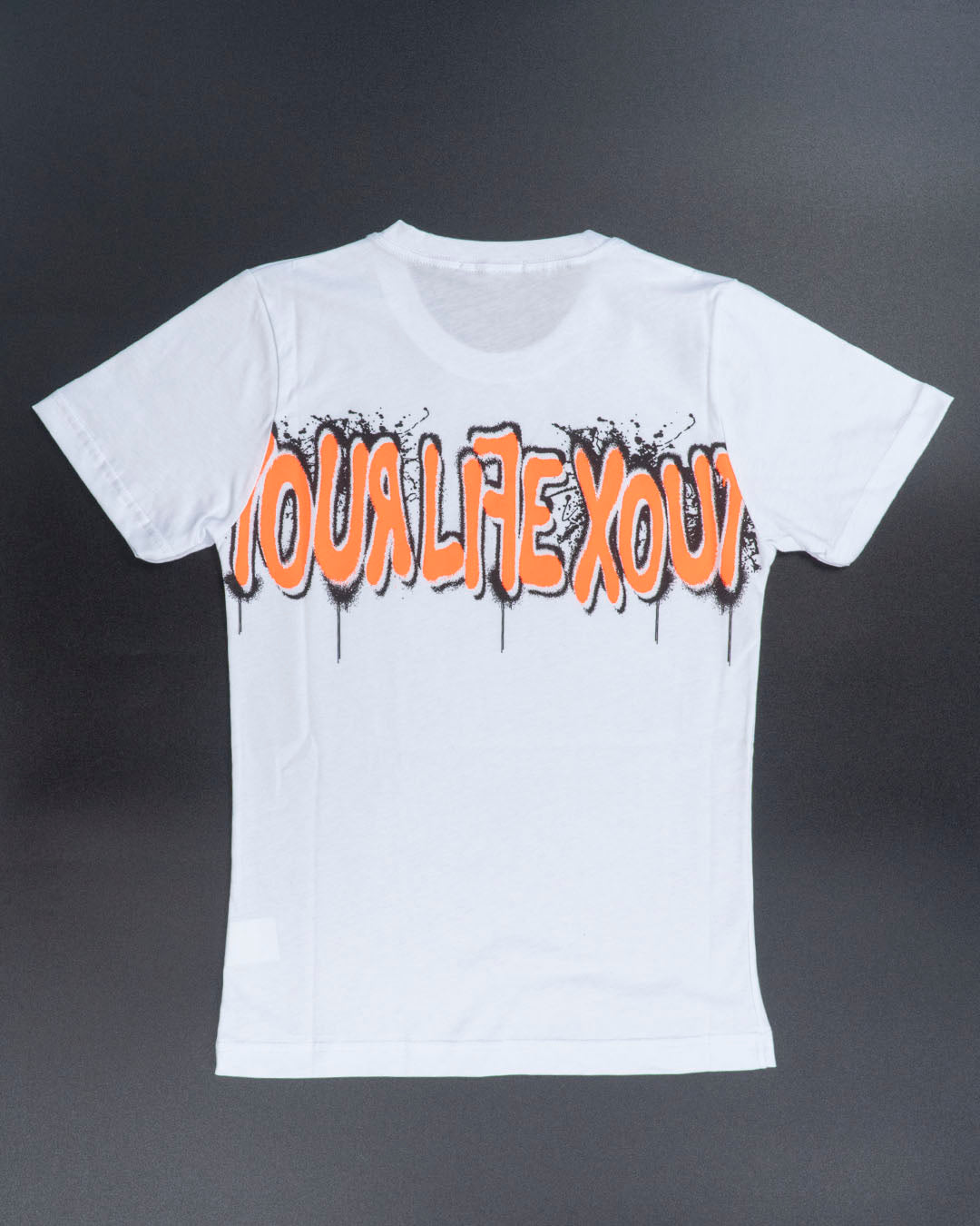 T-shirt con scritta sulla schiena