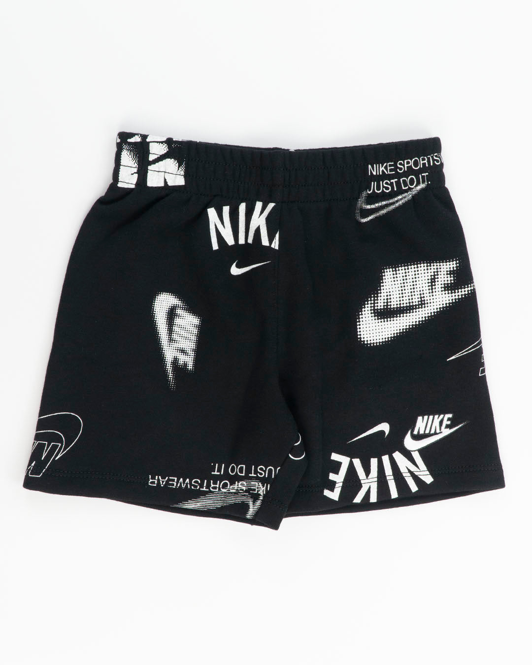 Completo con pantaloncino a multilogo NIKE