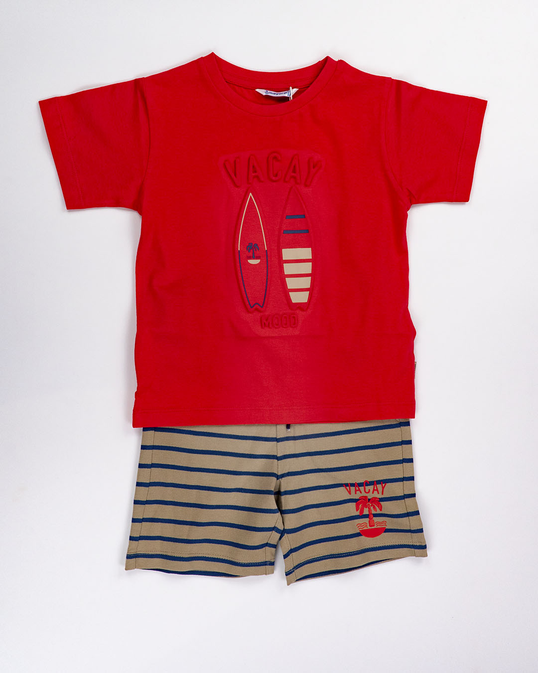 Completo con bermuda a righe