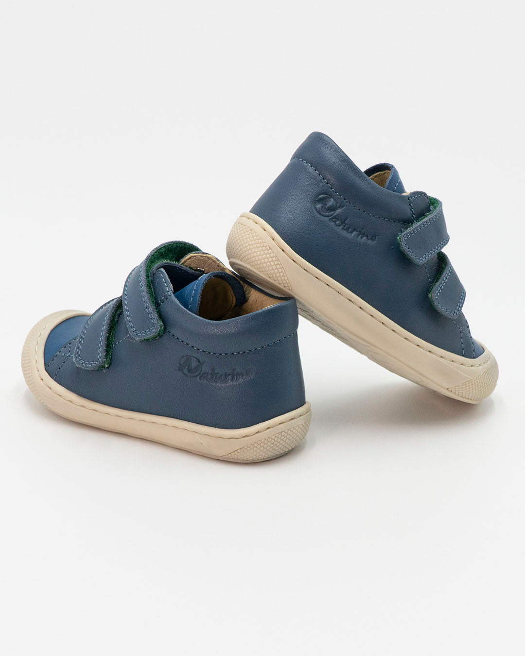 Scarpe con punta rinforzata e strappi