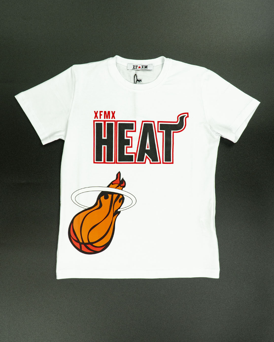 T-shirt con palla infuocata