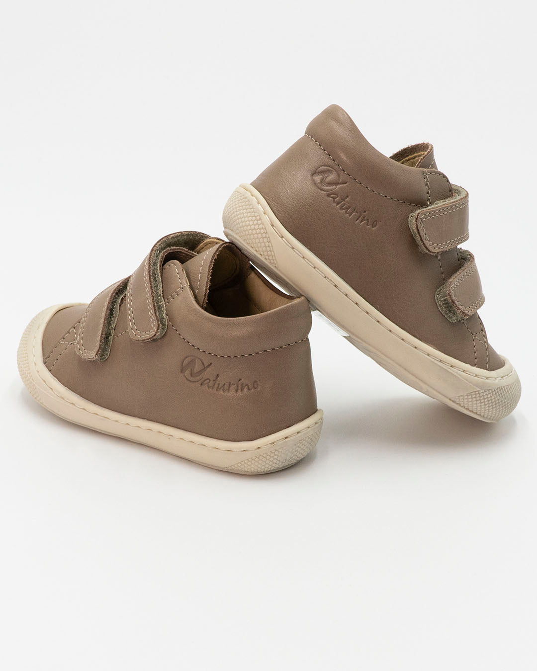 Scarpe con punta rinforzata e strappi