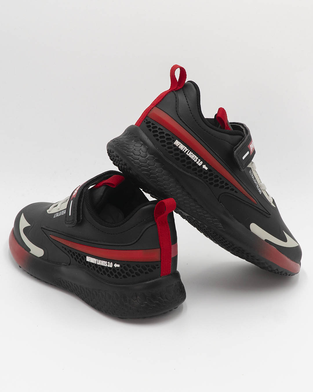 Scarpe con luci e strappi
