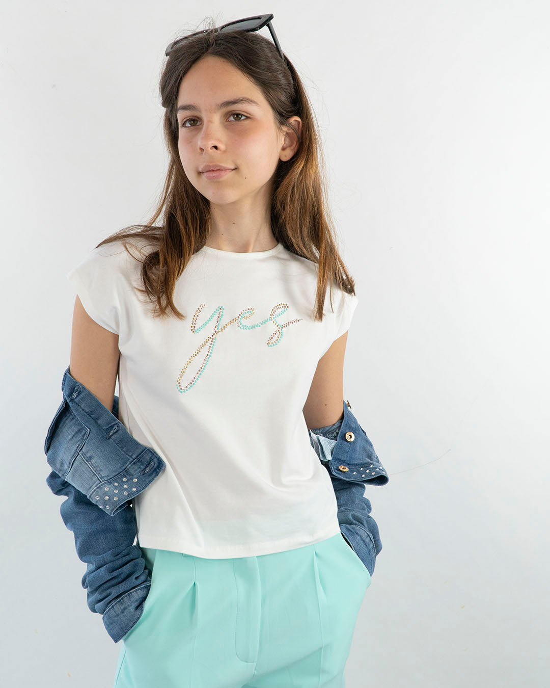 T-shirt con scritta con borchiette colorate I DO