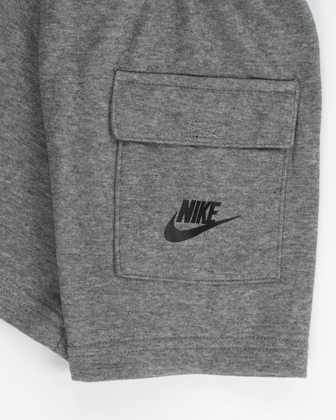 Completo con pantaloncino cargo NIKE