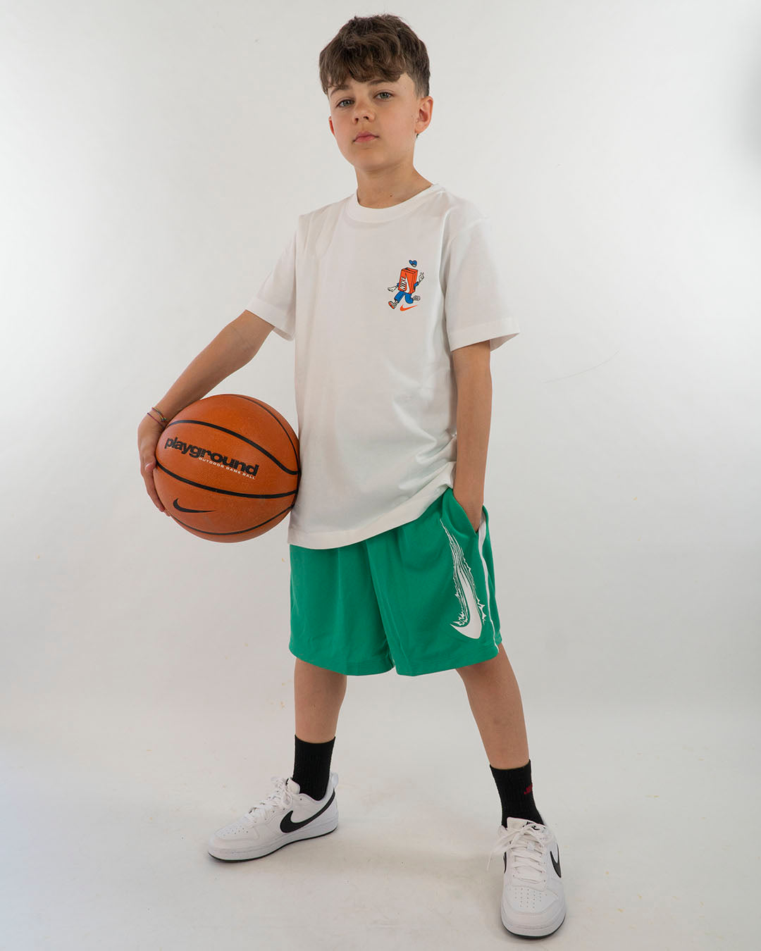 Pantaloncino in tessuto tecnico con banda NIKE