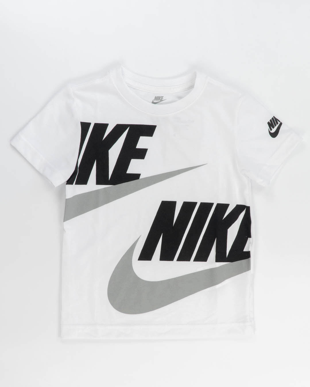 Completo con pantaloncino cargo NIKE