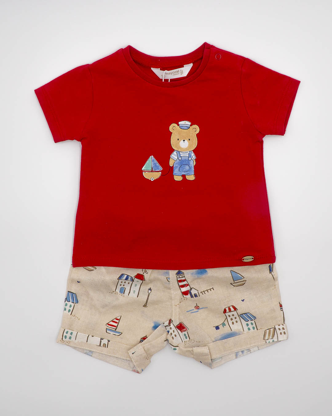 Completo con pantalone corto a fantasia
