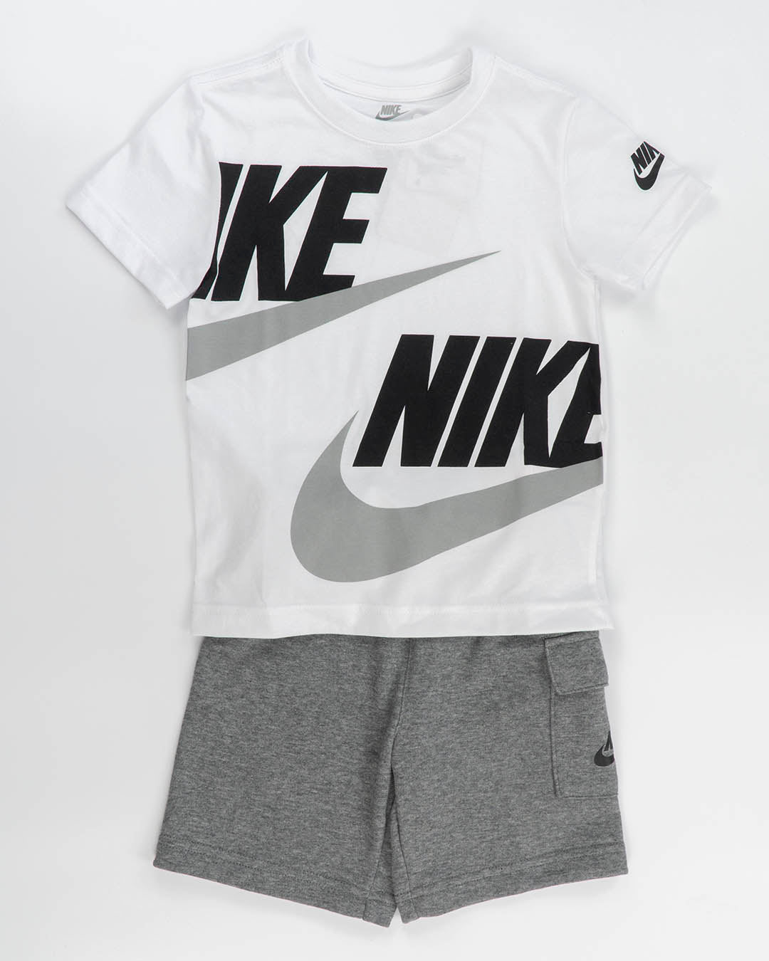 Completo con pantaloncino cargo NIKE