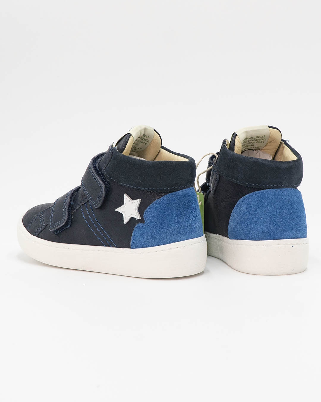 Scarpe con strappi in materiale sostenibile