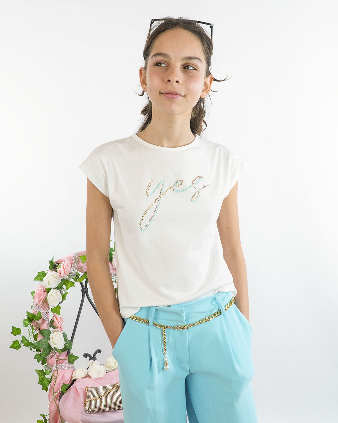 T-shirt con scritta con borchiette colorate I DO