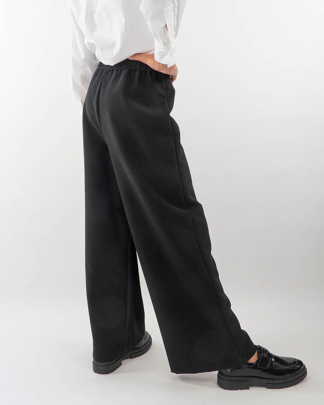 Pantalone largo con piega e taschine