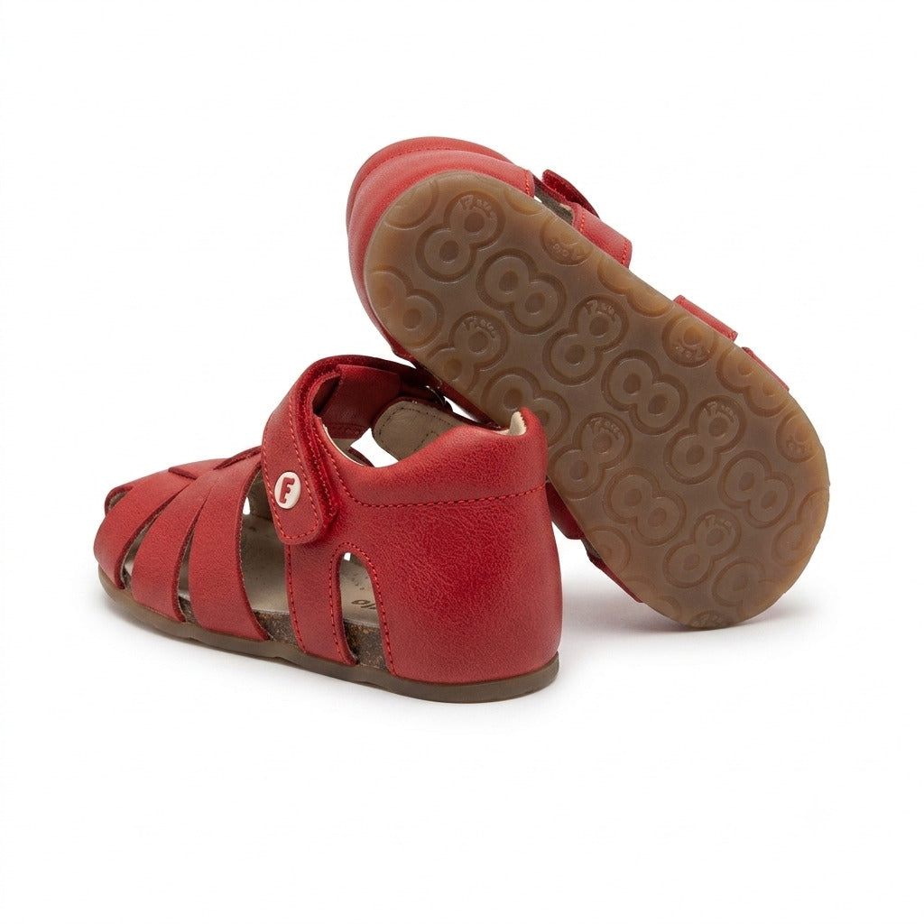 Sandali in pelle con tallone chiuso e strappo