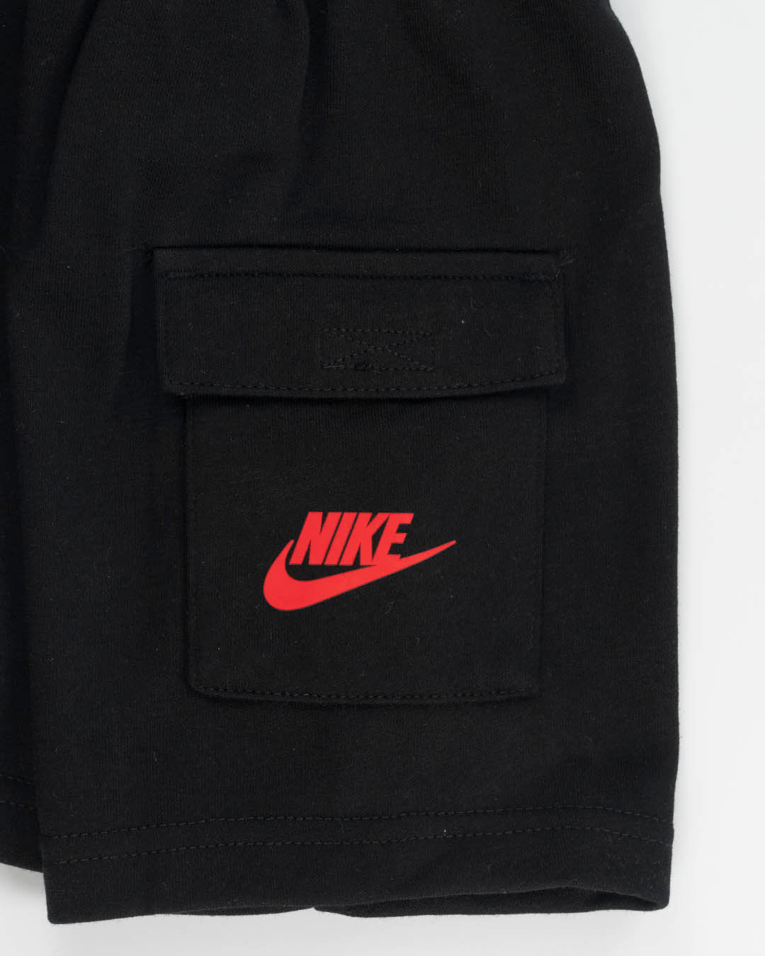 Completo 2 pz. con pantaloncino cargo NIKE