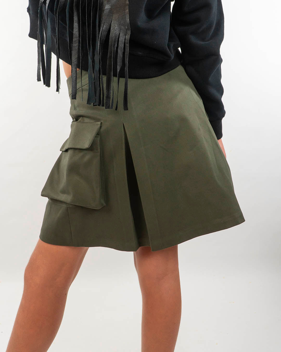 Gonna con pieghe e tasche