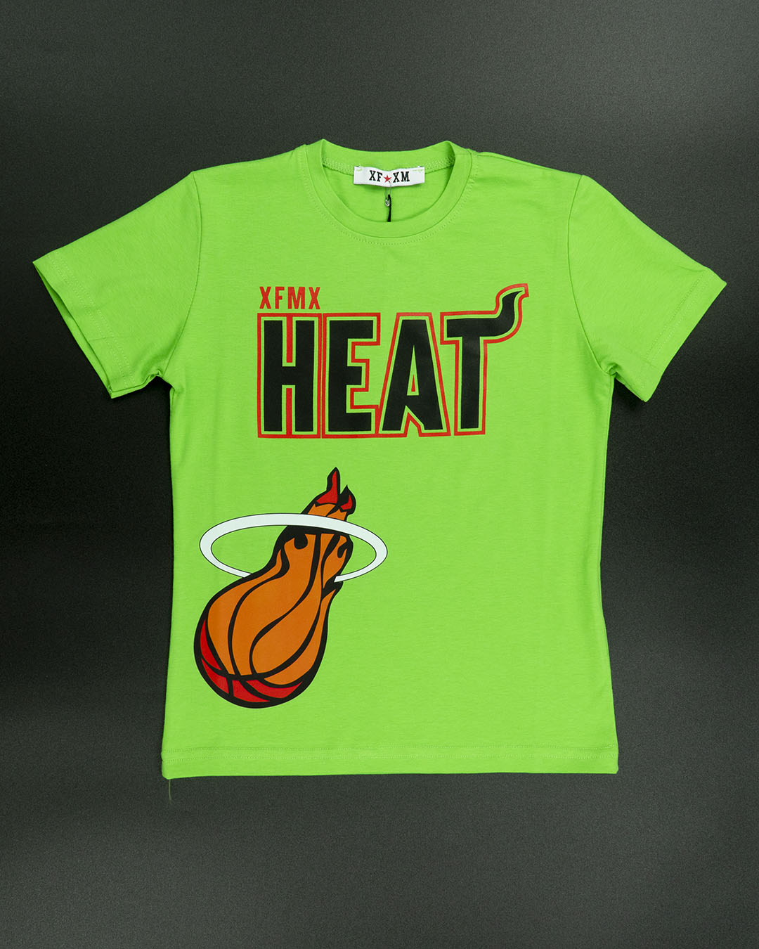 T-shirt con palla infuocata