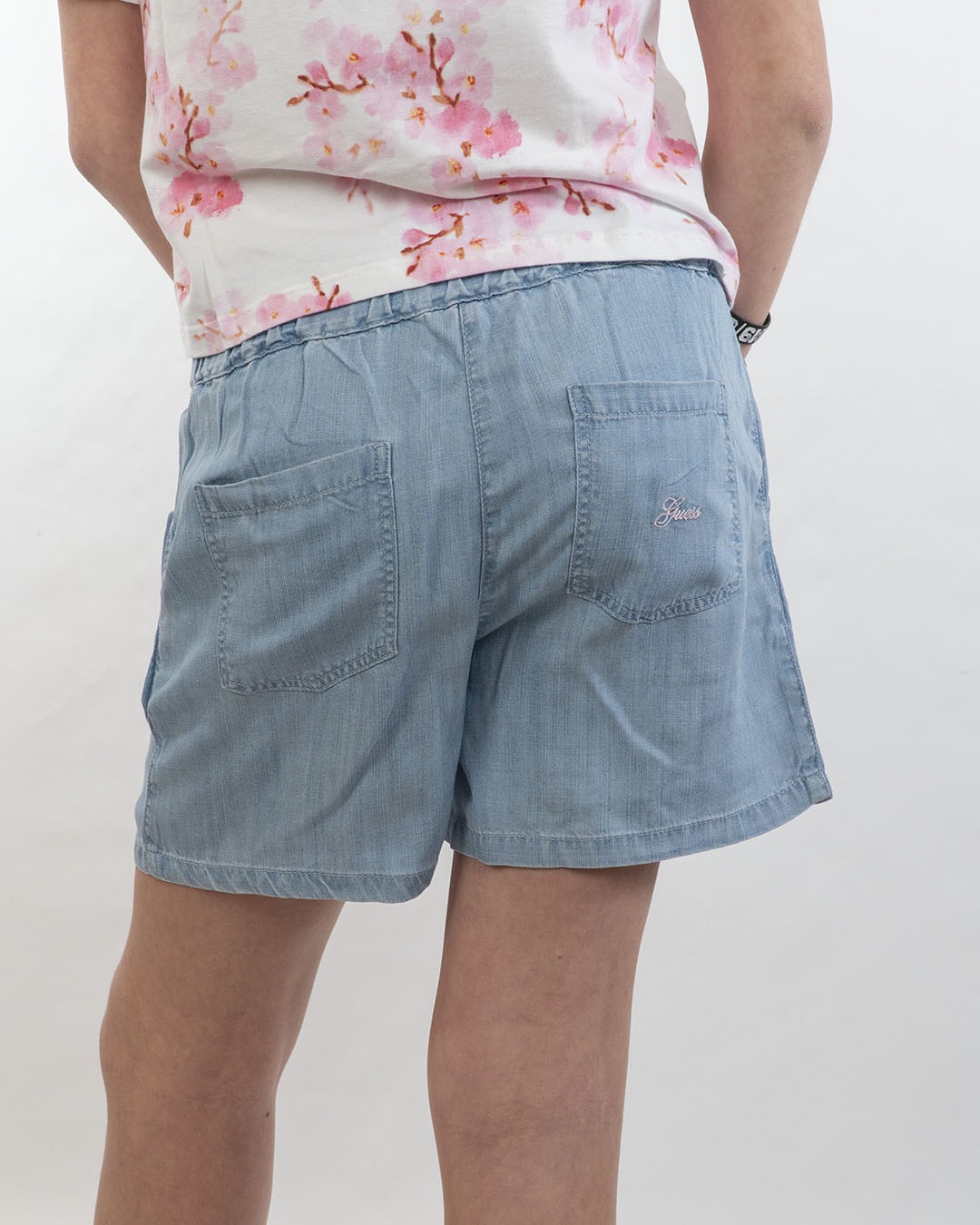 Shorts in denim con fiori ricamati