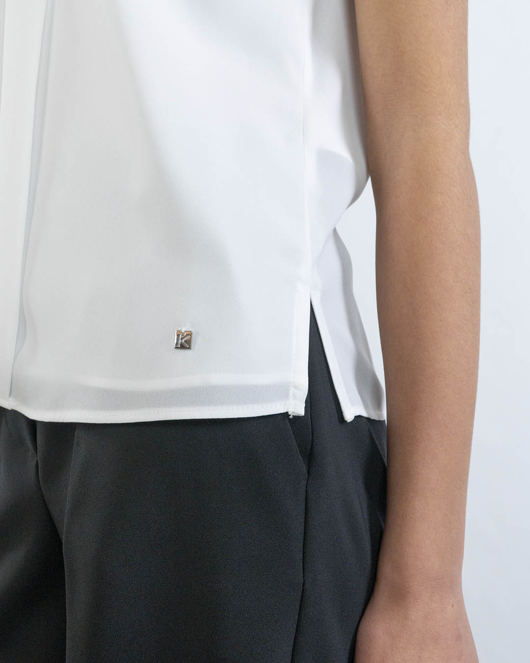 Camicia girocollo con manica a petalo KOCCA