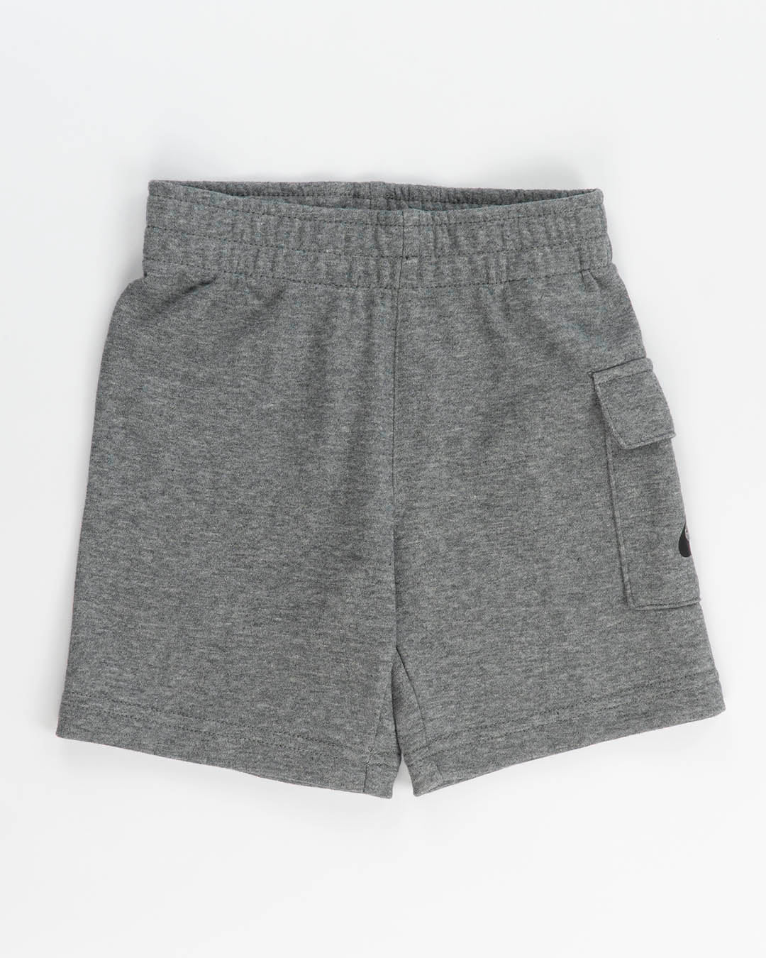Completo con pantaloncino cargo NIKE