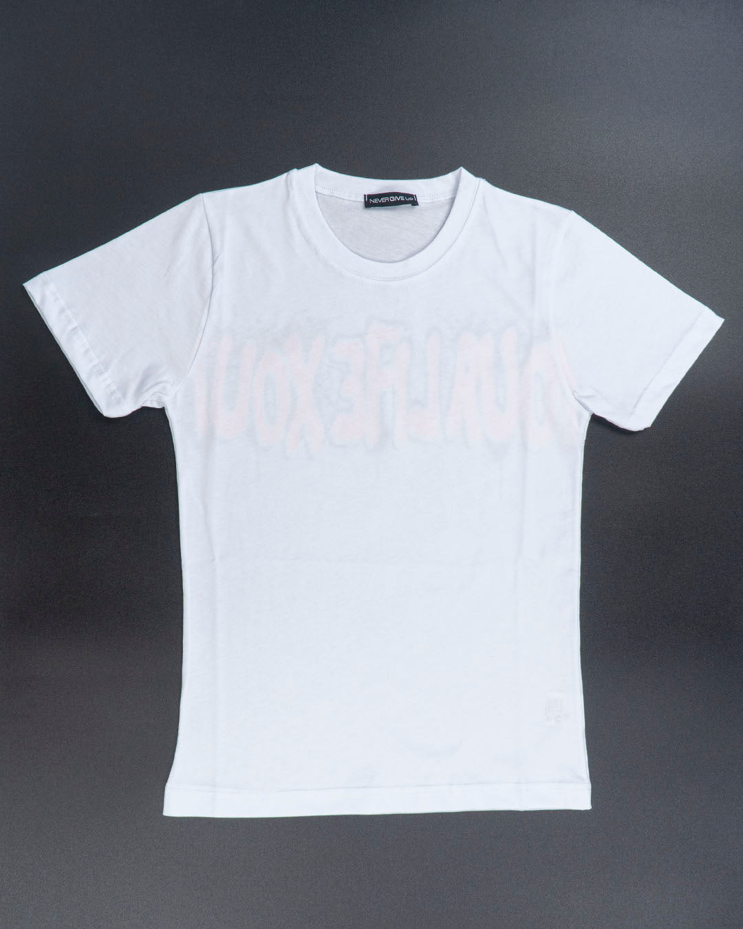 T-shirt con scritta sulla schiena