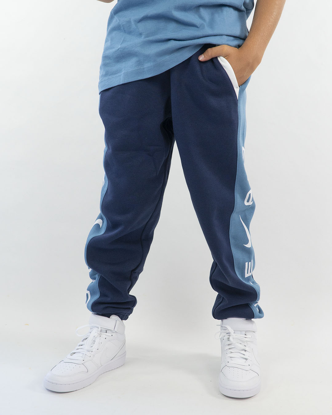Pantaloni felpati con banda/scritta laterale NIKE