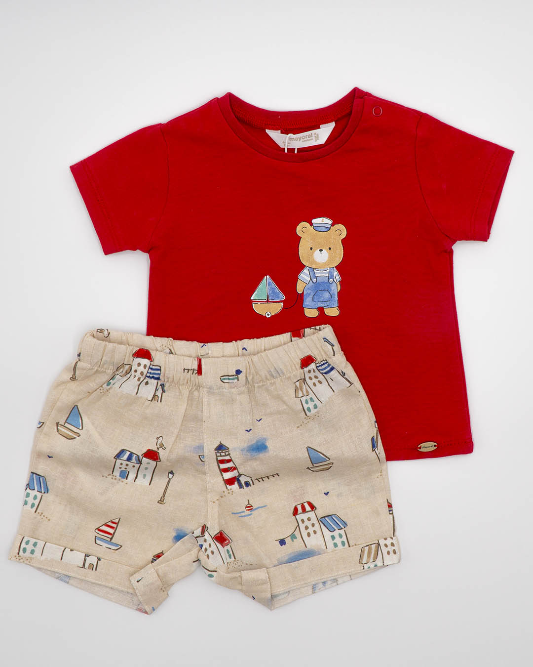 Completo con pantalone corto a fantasia