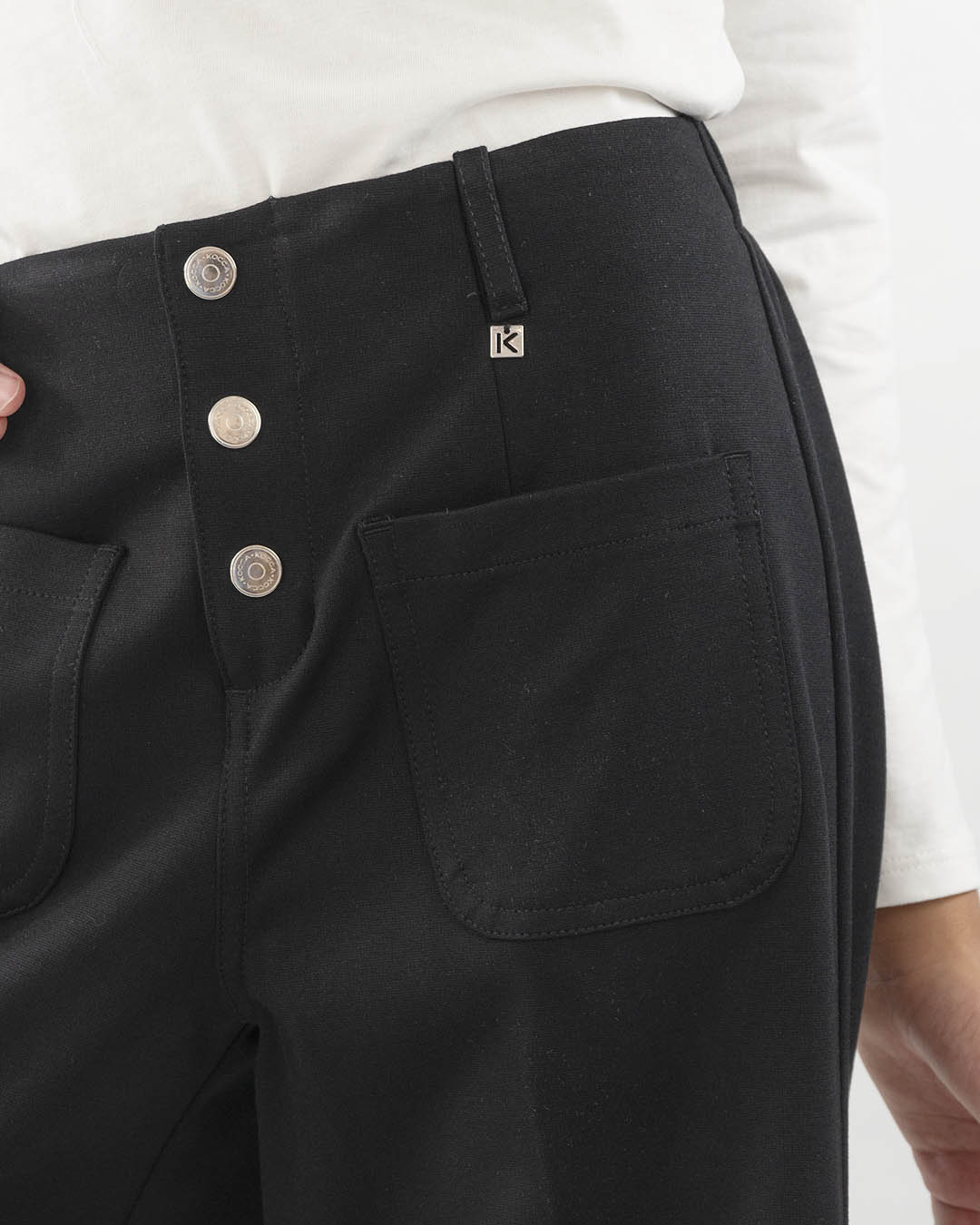 Pantalone in tessuto elasticizzato con taschine