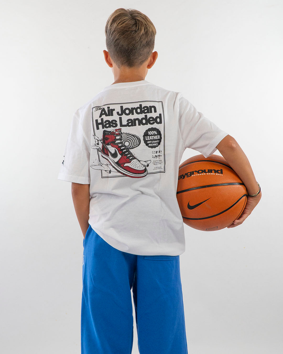 T-shirt con scarpa stampata davanti e dietroJORDAN