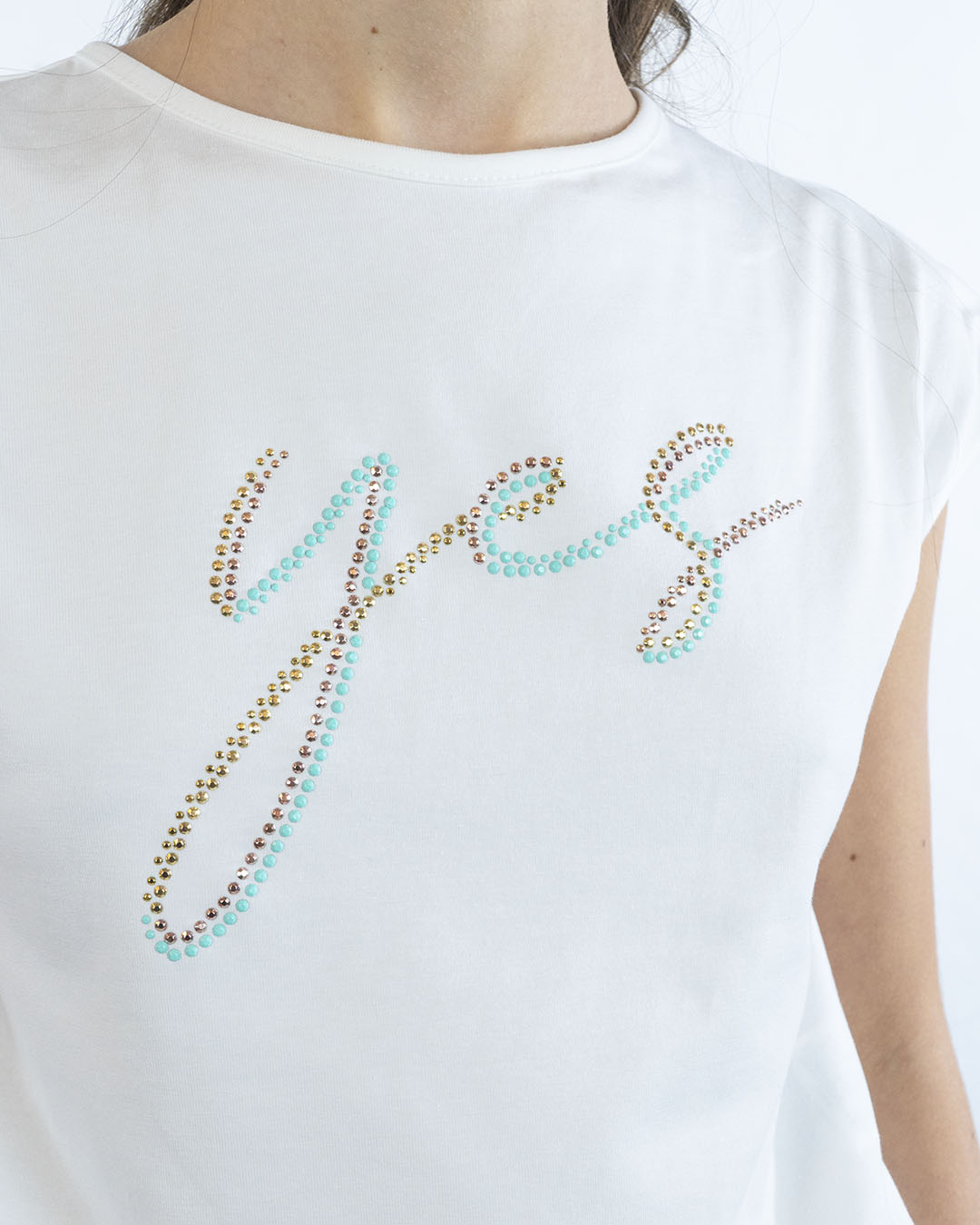 T-shirt con scritta con borchiette colorate I DO