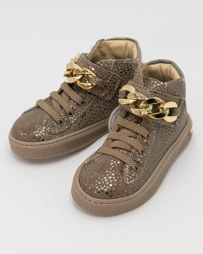 Scarpe alte con strappo e catena