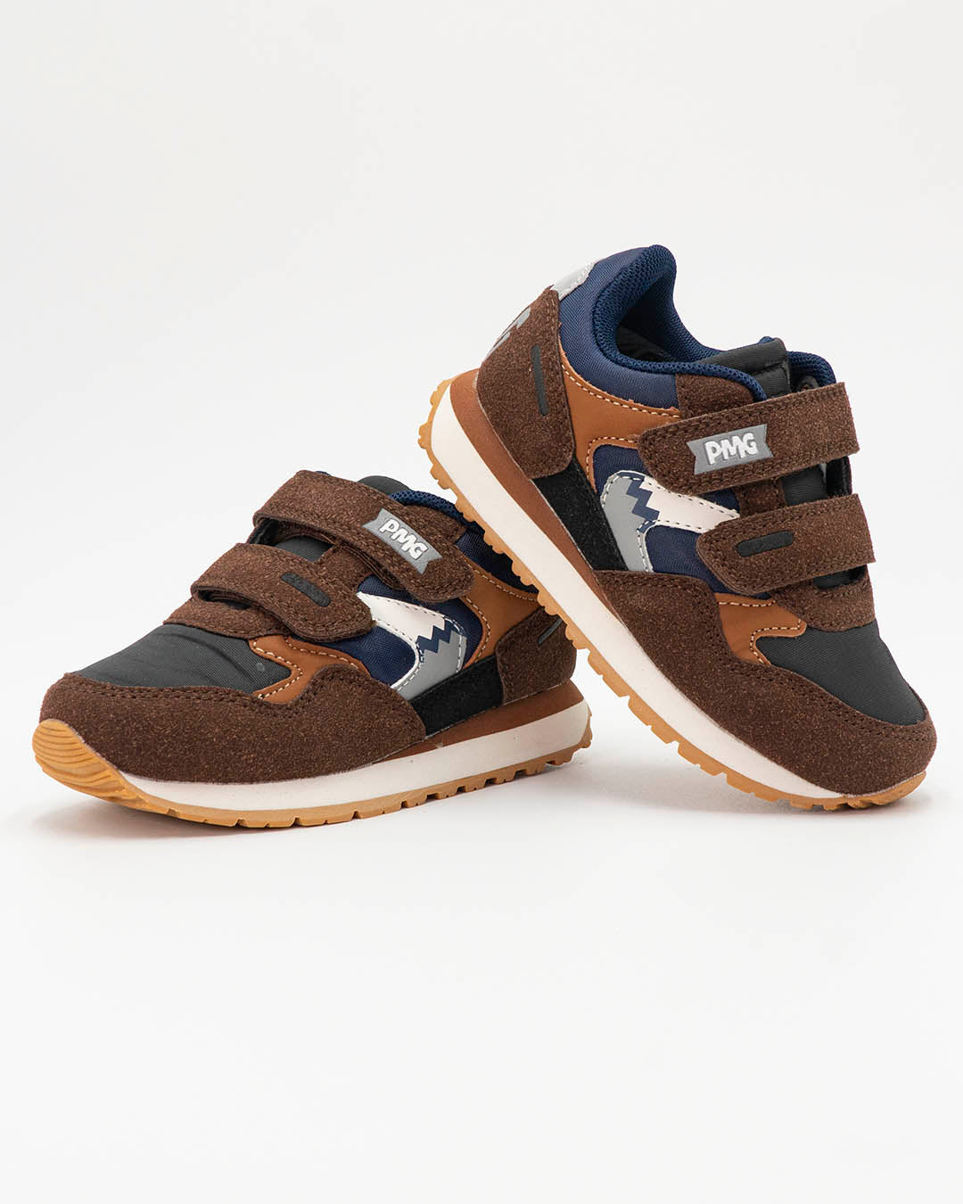 Scarpe con strappo ed inserti scamosciati