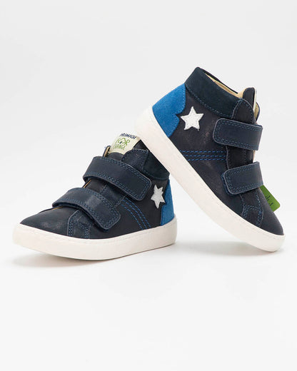 Scarpe con strappi in materiale sostenibile