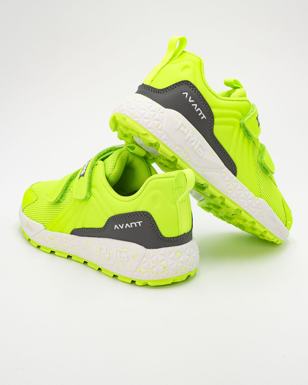 Scarpe runner fluo con strappi