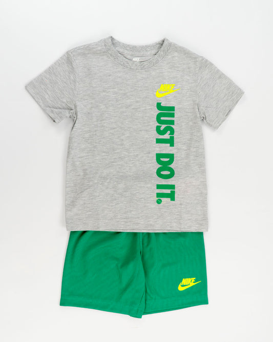 Completo 2 pz. con pantaloncino verde NIKE