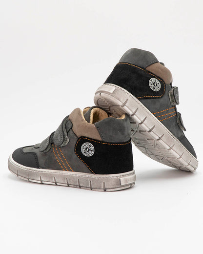 Scarpe con strappi e particolari scamosciati