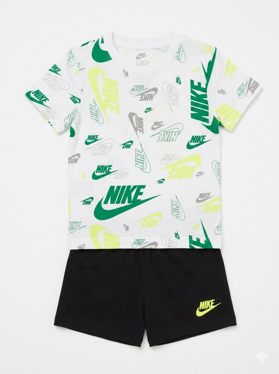 Completo con t-shirt multilogo NIKE