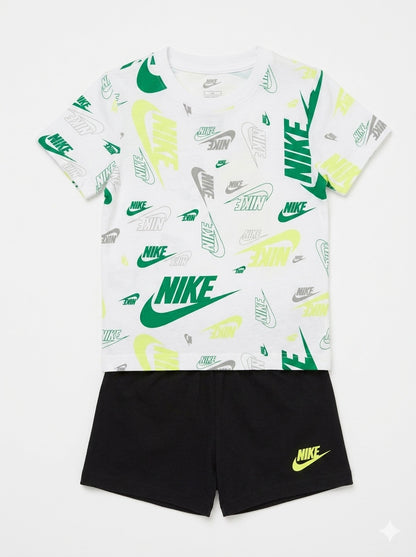 Completo con t-shirt multilogo NIKE