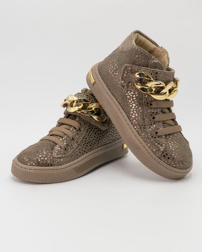 Scarpe alte con strappo e catena