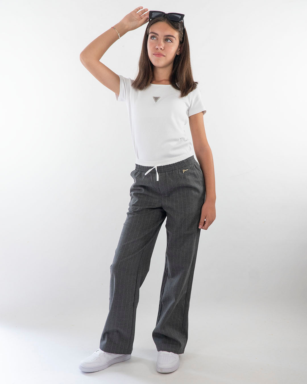 Pantaloni larghi gessati con elastico in vitaGUESS