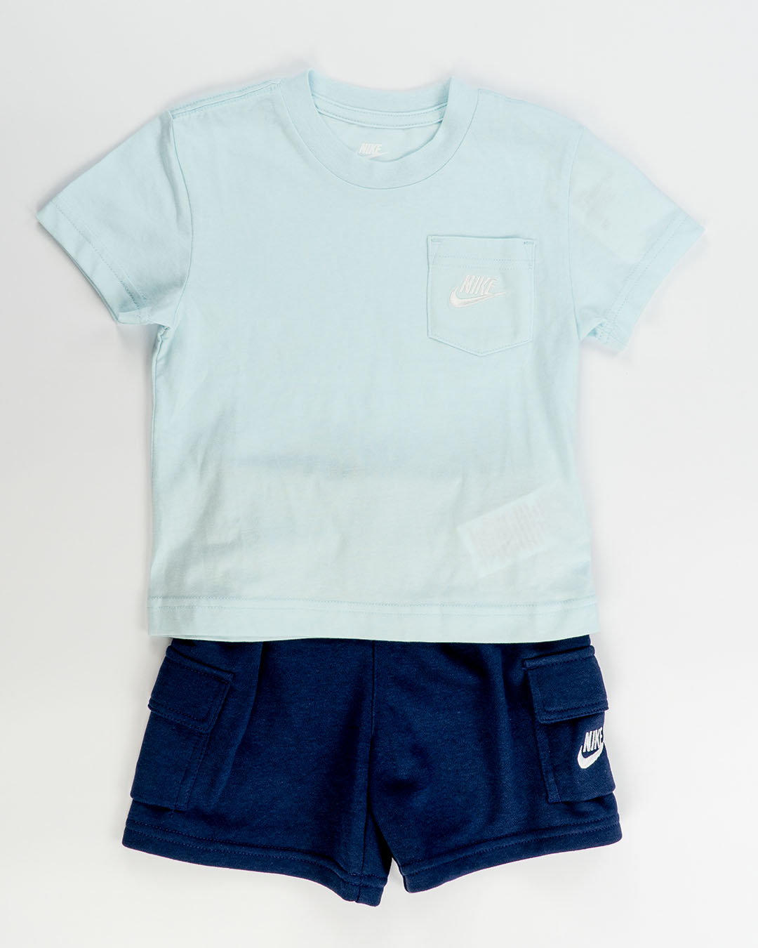 Completo 2 pz. con pantaloncino cargo NIKE