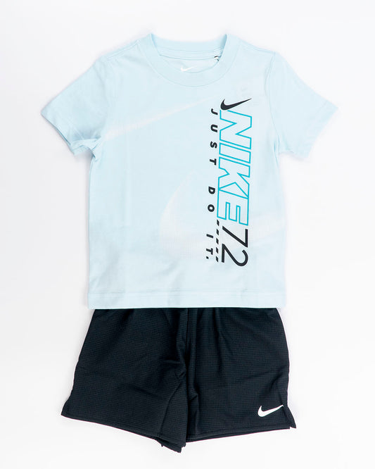 Completo con pantaloncino in tessuto tecnico NIKE
