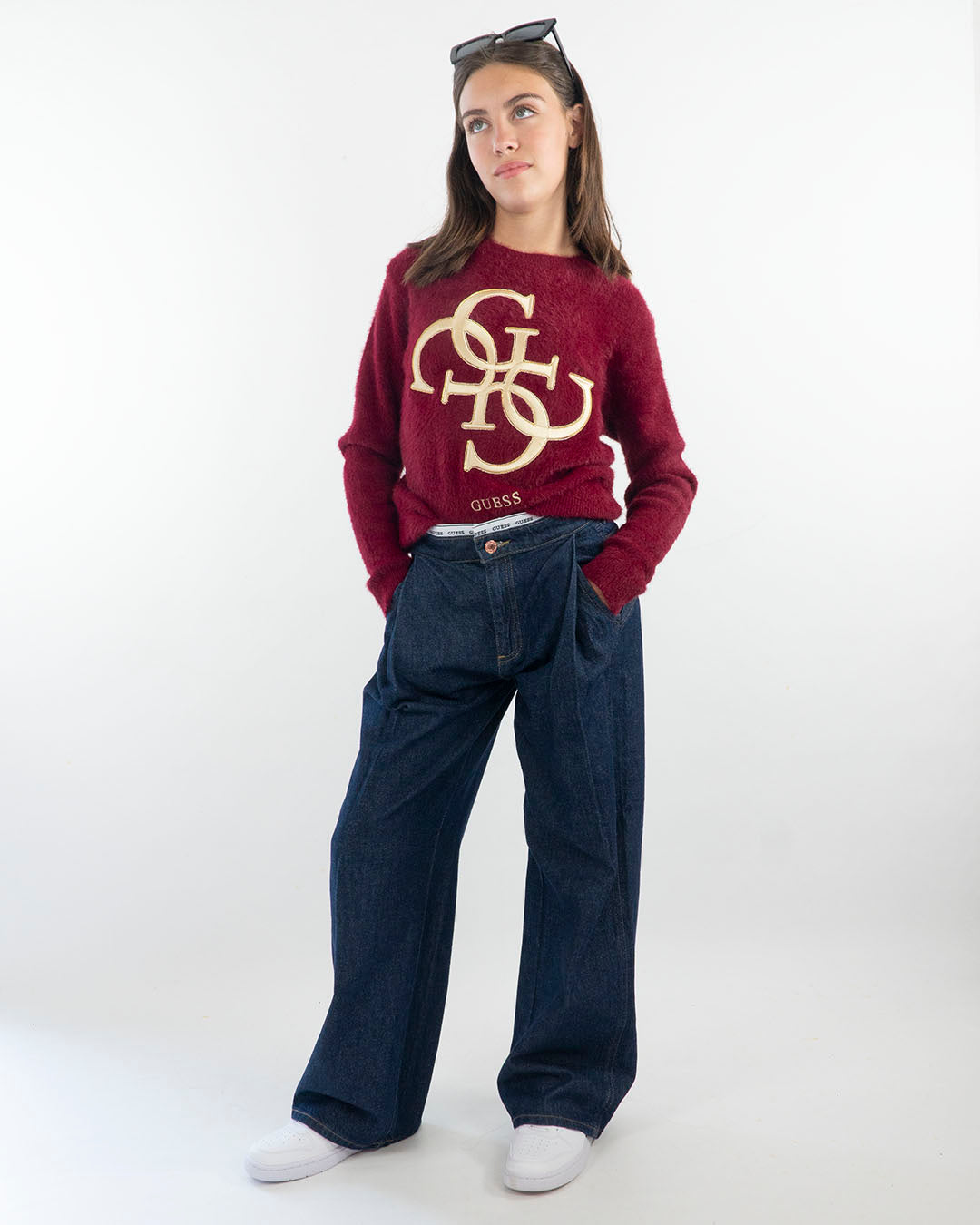 Maglione peloso con logo ricamato dorato GUESS