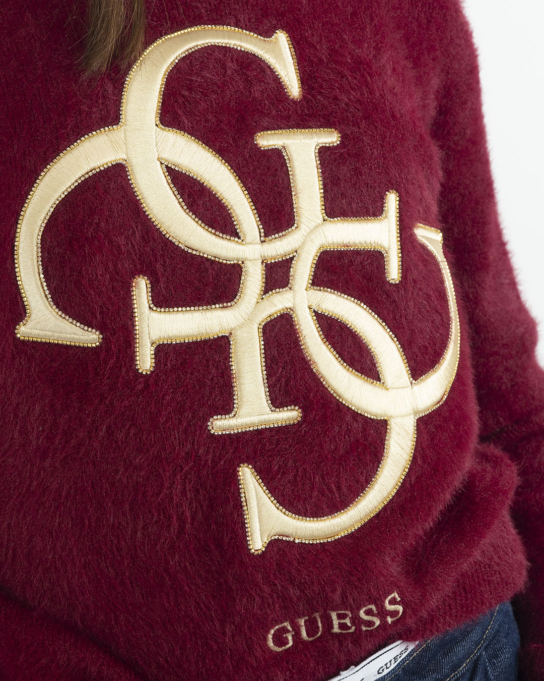 Maglione peloso con logo ricamato dorato GUESS