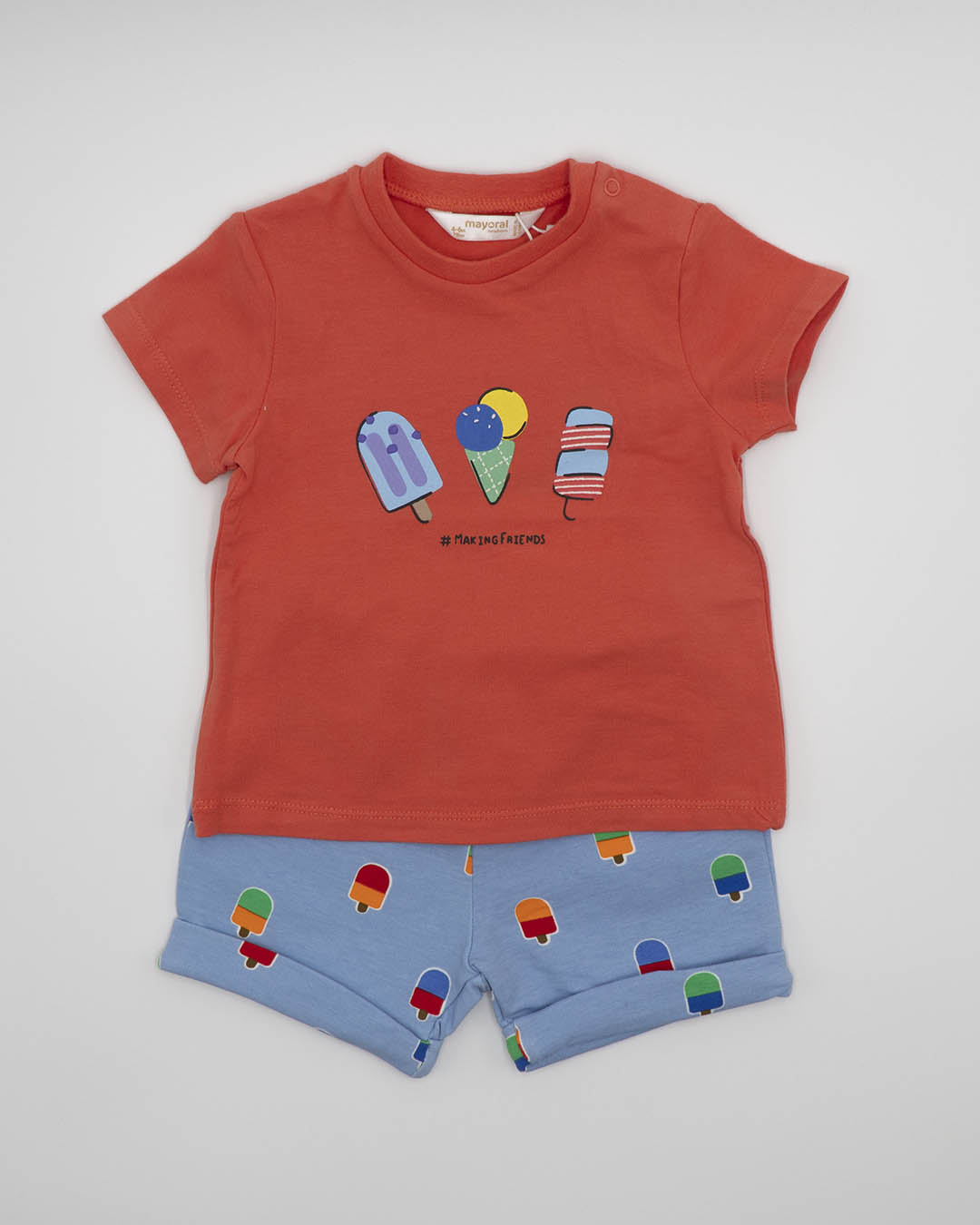 Completo con pantalone corto stampa gelati